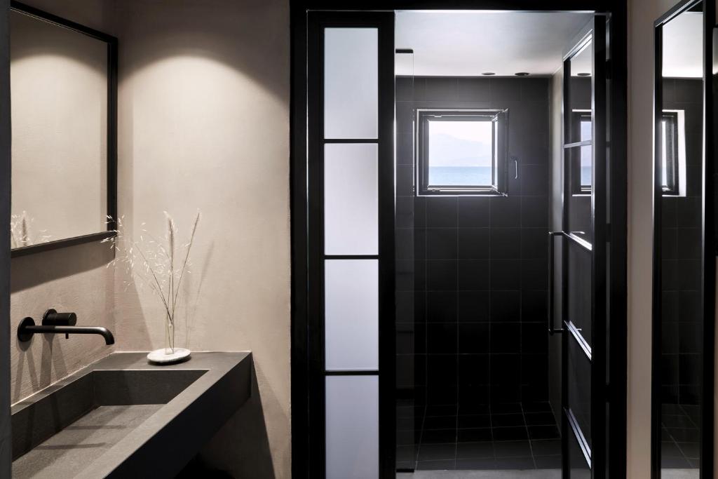 Minos Beach Art Hotel, a Member of Design Hotels - 15