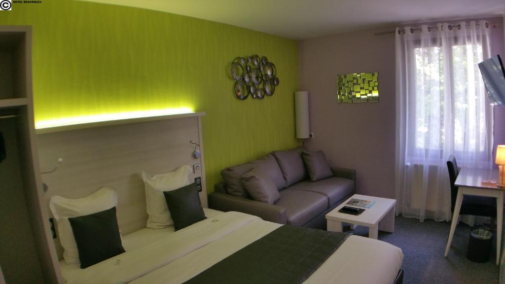 Postel nebo postele na pokoji v ubytování Hôtel Beausoleil