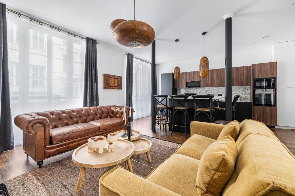 un salon avec un canapé et une table dans l'établissement Orient Express, à Paris