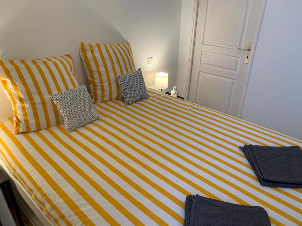 Łóżko lub łóżka w pokoju w obiekcie Biarritz centre, près Avenue de Verdun, cosy Apt 2 pieces , salon , chambre séparé, rue très calme à 10 minutes à pied de la grande plage