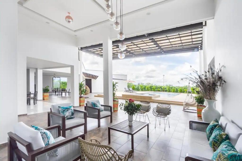 a living room with a couch and chairs and a table at Espectacular Finca Campestre de descanso in Villavicencio