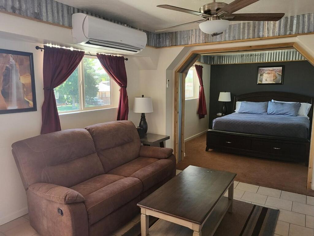 Tail Wind Life LLC في بيج: غرفة معيشة مع أريكة وسرير