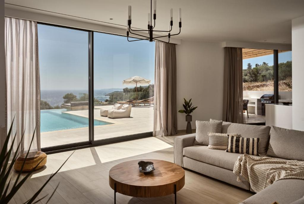 Bazén v ubytování Elle Lux Villa, Essence of Endless Blue, By ThinkVilla nebo v jeho okolí