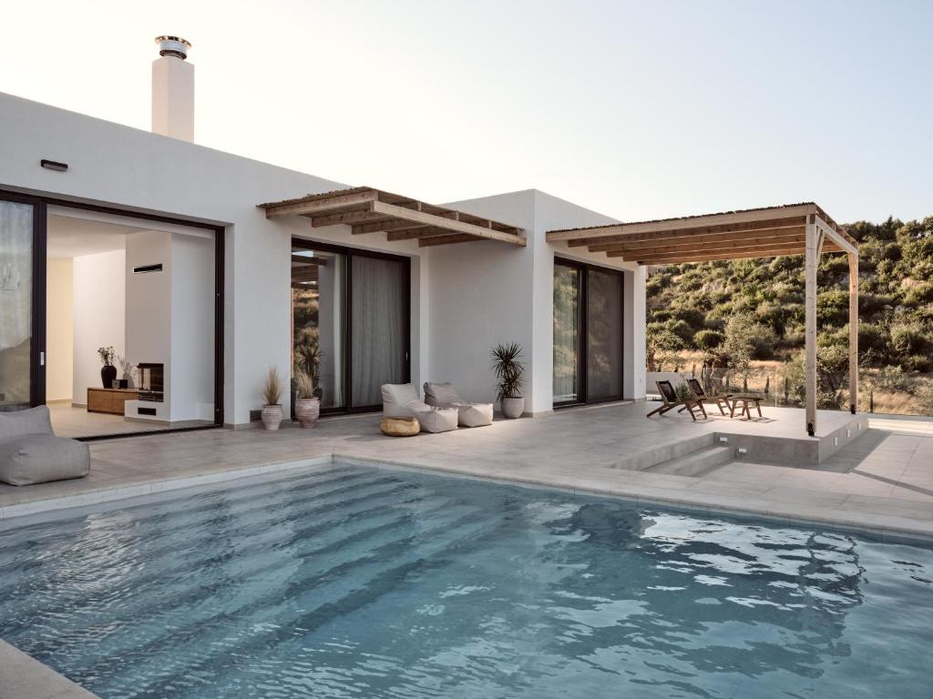 Bazén v ubytování Elle Lux Villa, Essence of Endless Blue, By ThinkVilla nebo v jeho okolí
