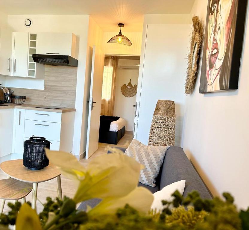 un salon avec un canapé et une table dans l'établissement La Martina, à Sainte-Maxime