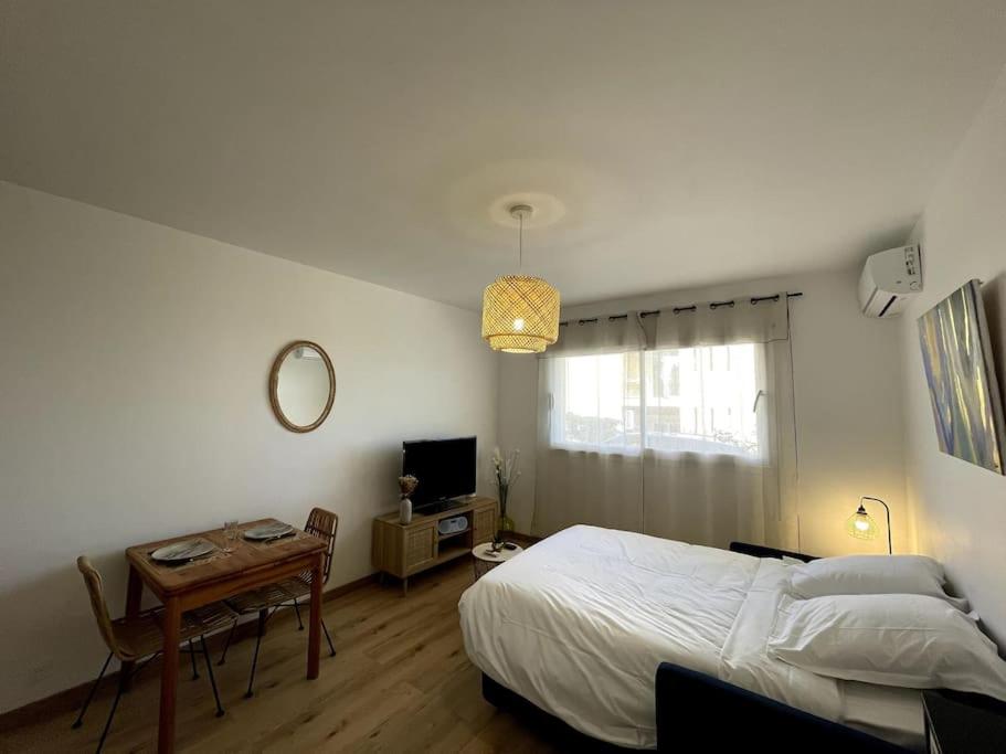 Ένα ή περισσότερα κρεβάτια σε δωμάτιο στο Charmant Studio climatisé avec parking, au cœur de pietranera, plage a 500m, Bastia a 2km