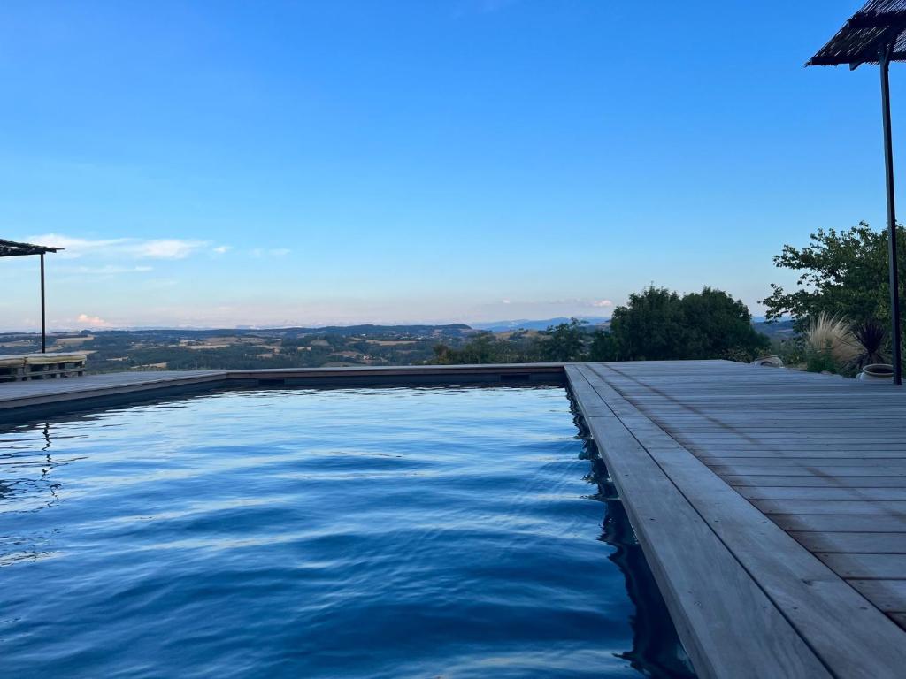 - une piscine d'eau bleue dans l'établissement GITE La Maison de Paul et Margaux, à Châteauneuf-de-Galaure