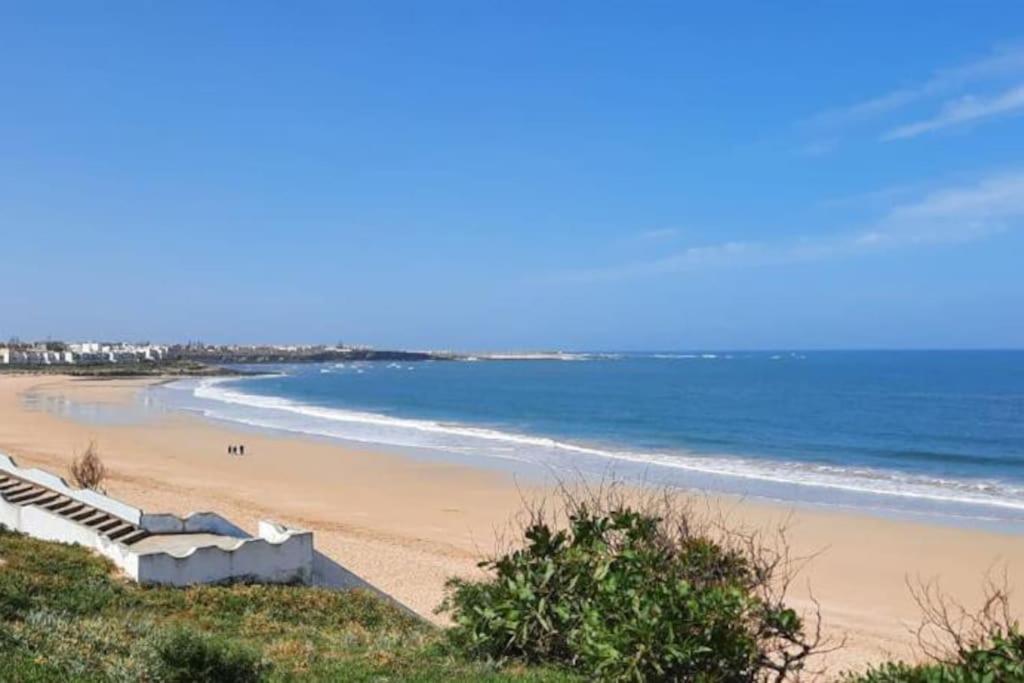 una spiaggia con panchina e l'oceano di Sidi Bouzid Ground floor with garden and swim pool see view a Sidi Bouzid