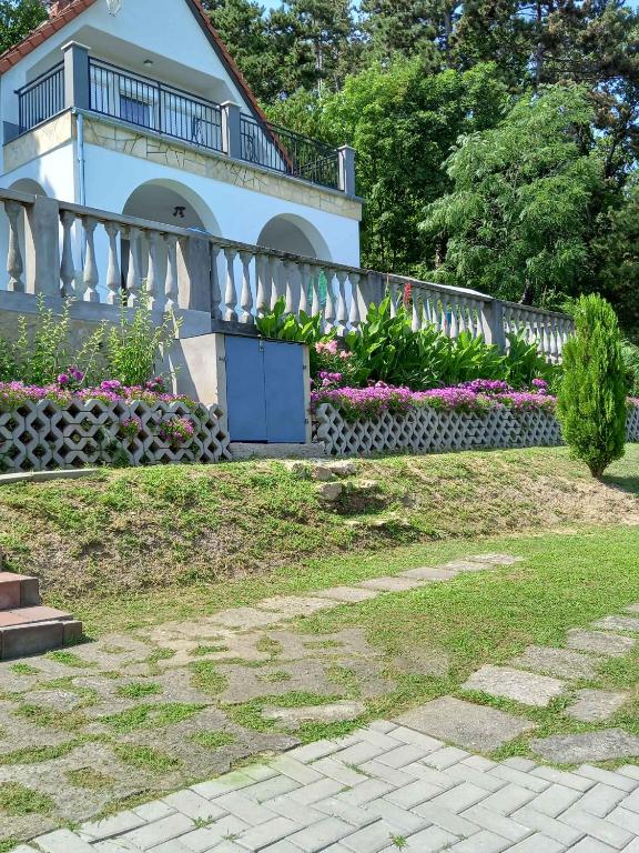 Ogród w obiekcie Holiday home in Balatongyörök 42694