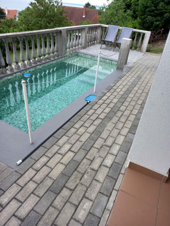 Basen w obiekcie Holiday home in Balatongyörök 42694 lub w pobliżu