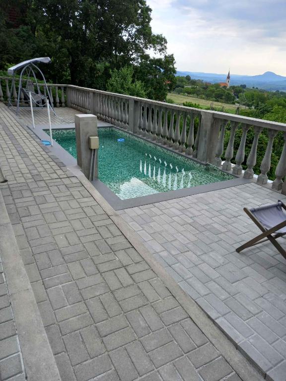 basen z płotem i wodą w obiekcie Holiday home in Balatongyörök 42694 w mieście Balatongyörök