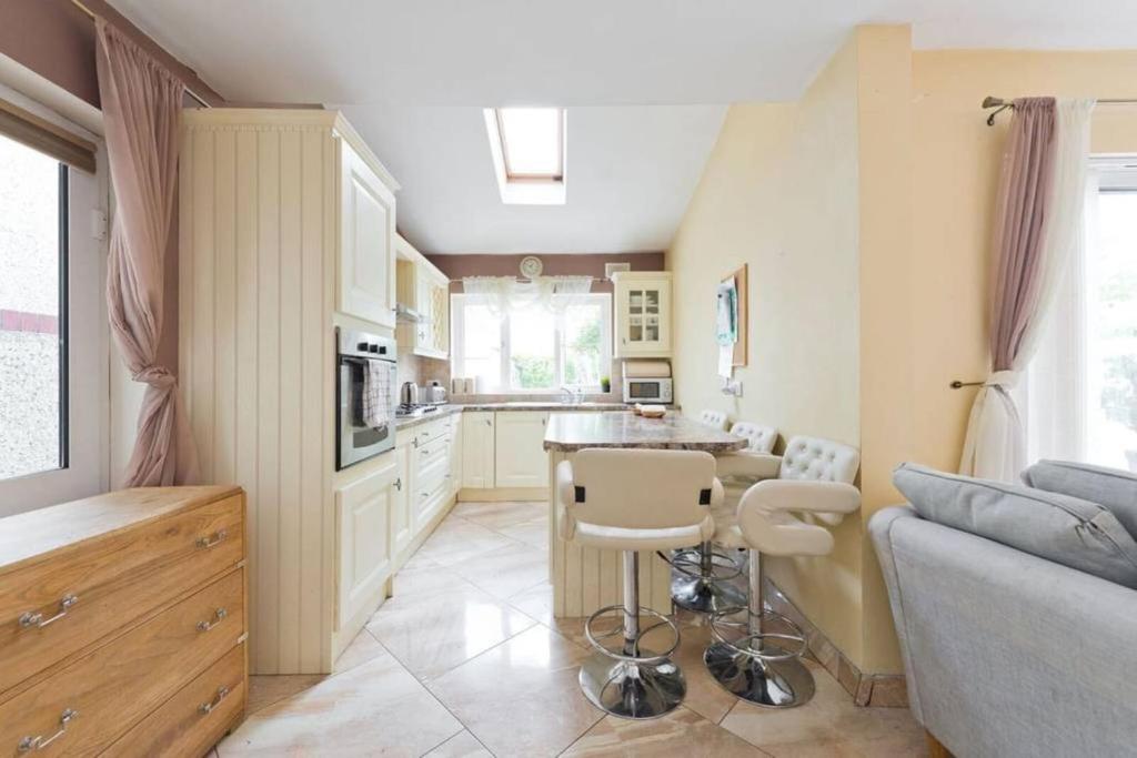 uma cozinha com mesa e cadeiras num quarto em Dublin Home by Clonsilla train 25min to City em Dublin