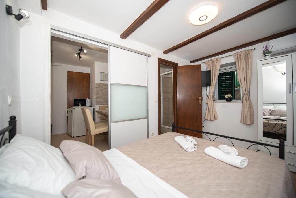 een slaapkamer met 2 bedden en witte kussens bij Room Blue Moon Split in Split