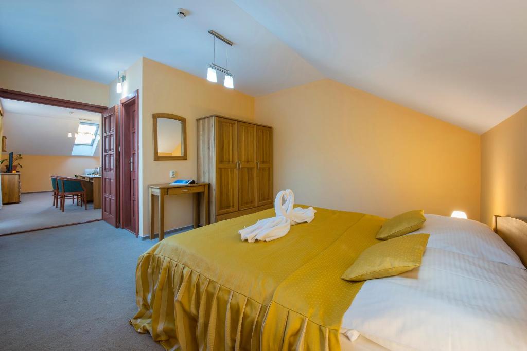 Postel nebo postele na pokoji v ubytování Hotel Polovnik