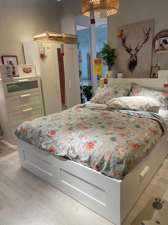 - une chambre avec un lit et une couette à fleurs dans l'établissement شقة بالعجمي غرفتين, à Alexandrie