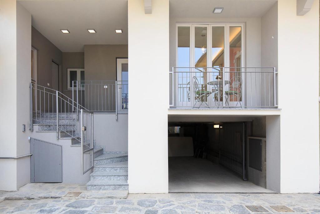 Habitación con vistas a un edificio con escaleras y balcón. en Mono Via Bellinzona en Como