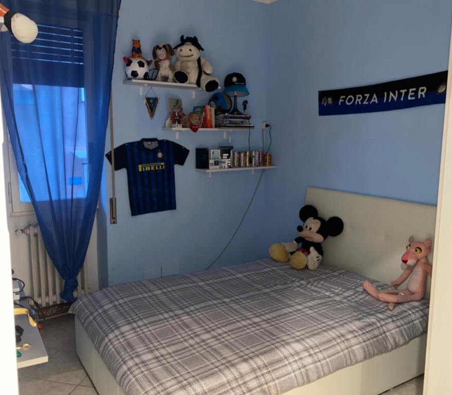 un dormitorio con una cama con animales de peluche en Home Chiara, en San Remo