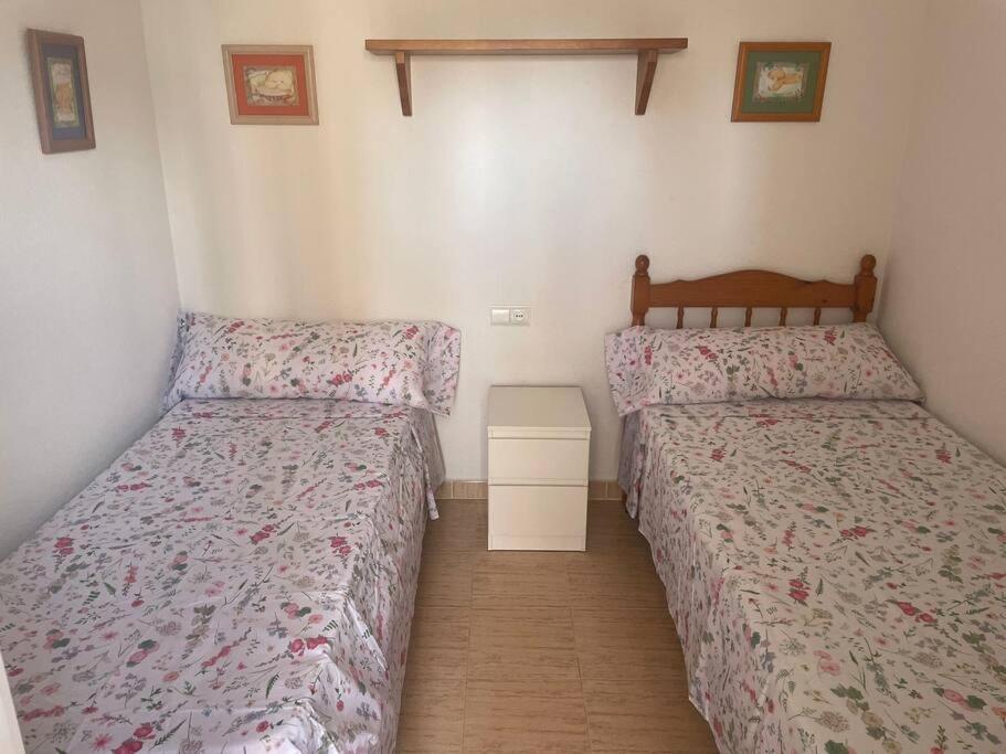 2 Betten in einem kleinen Zimmer mit 2 Betten sidx sidx sidx sidx in der Unterkunft Amplio y luminoso apartamento con piscina in Cala de Finestrat