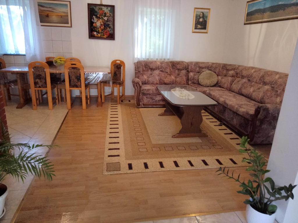 a living room with a couch and a table at Barun apartman in Lusnić