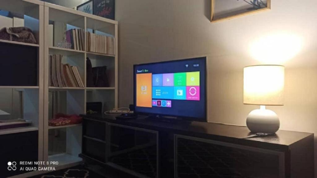 TV a/nebo společenská místnost v ubytování Zulanie Family Studio at D'Perdana Apartment, Spacious and Cozy with POOL, Free Wifi & Netflix