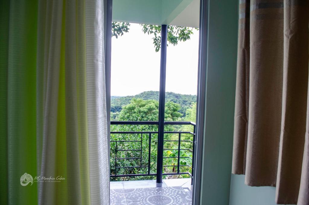 Nespecifikovaný výhled na hory nebo výhled na hory při pohledu z hotelu