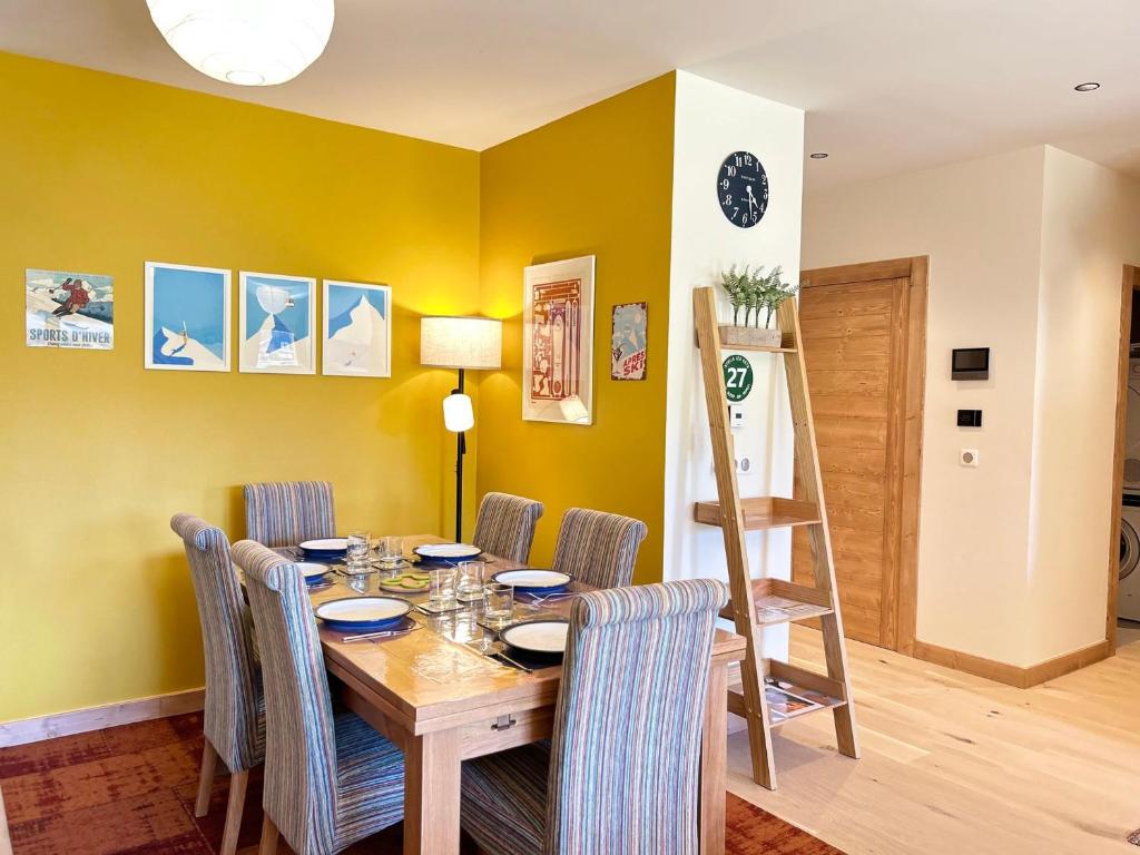 萊熱的住宿－Appartement Les Gets, 4 pièces, 6 personnes - FR-1-623-338，一间带木桌和椅子的用餐室