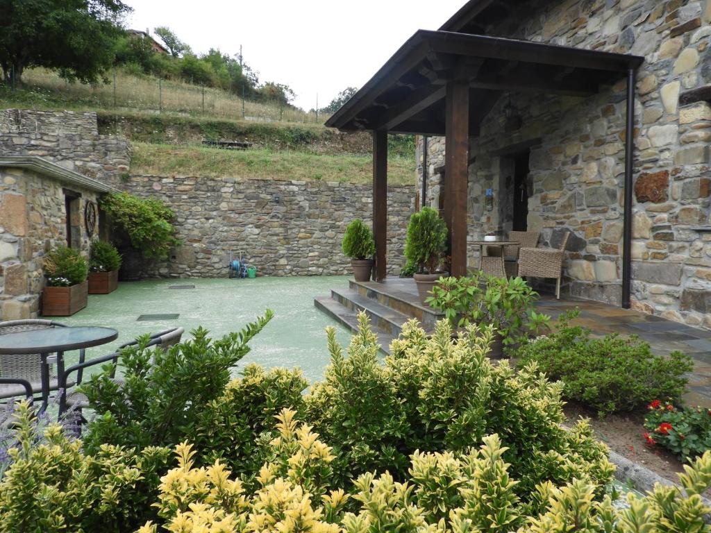 A garden outside Apartamentos Rurales Posada de las Hoces