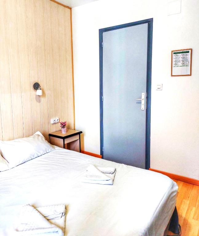 Postel nebo postele na pokoji v ubytování Hôtel Le Milan