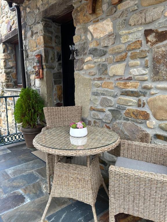 A patio or other outdoor area at Apartamentos Rurales Posada de las Hoces