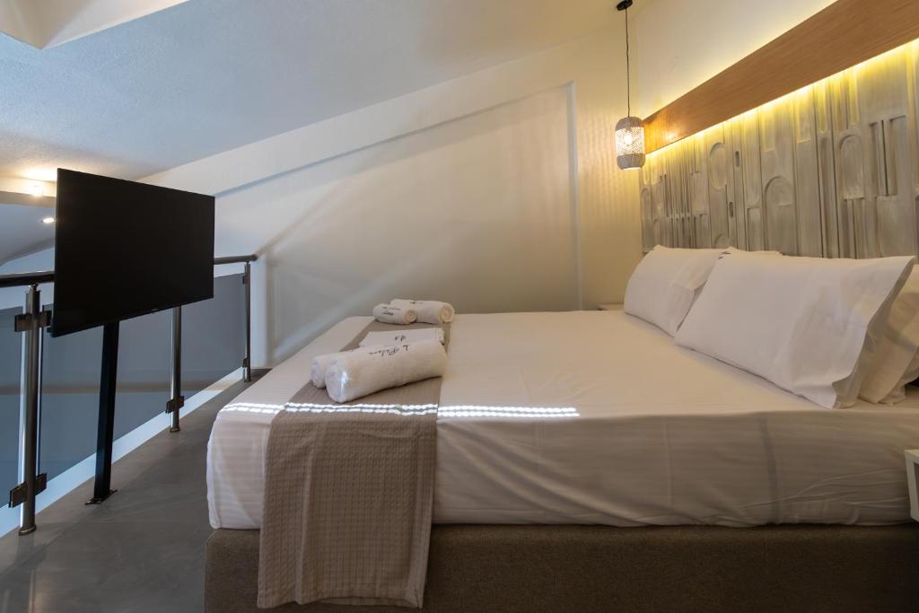Postel nebo postele na pokoji v ubytování La Boheme Suites