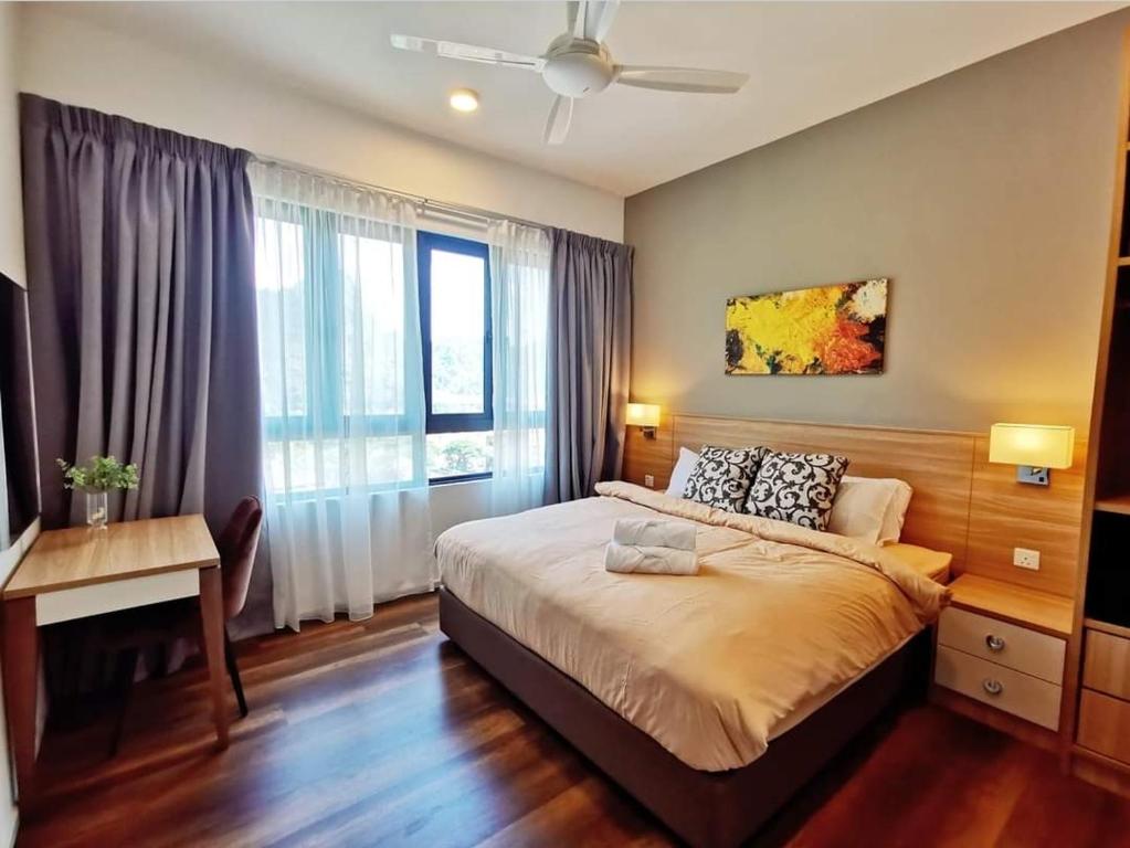 Schlafzimmer mit einem Bett, einem Schreibtisch und einem Fenster in der Unterkunft Hotspring 0708 2 Room Suite @ Sunway Onsen (4-5 pax ) in Ipoh