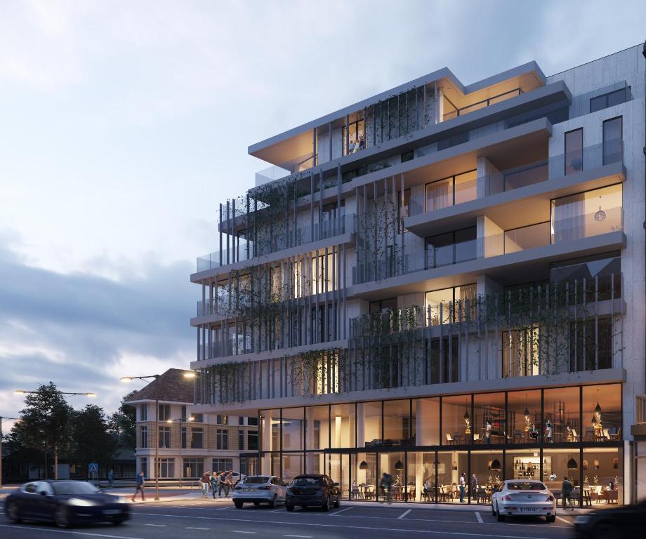 ein Gebäude mit davor geparkt in der Unterkunft The CORNR Hotel in Nieuwpoort