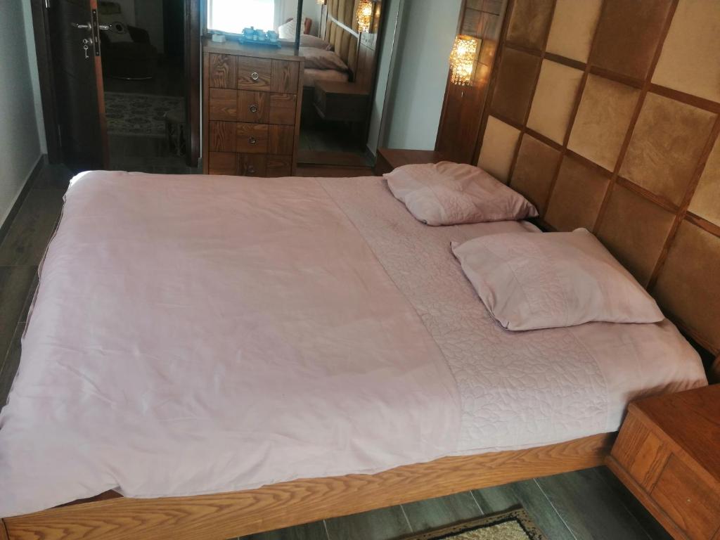 Gabès的住宿－Chez Zina，卧室内的一张带白色床单和枕头的床