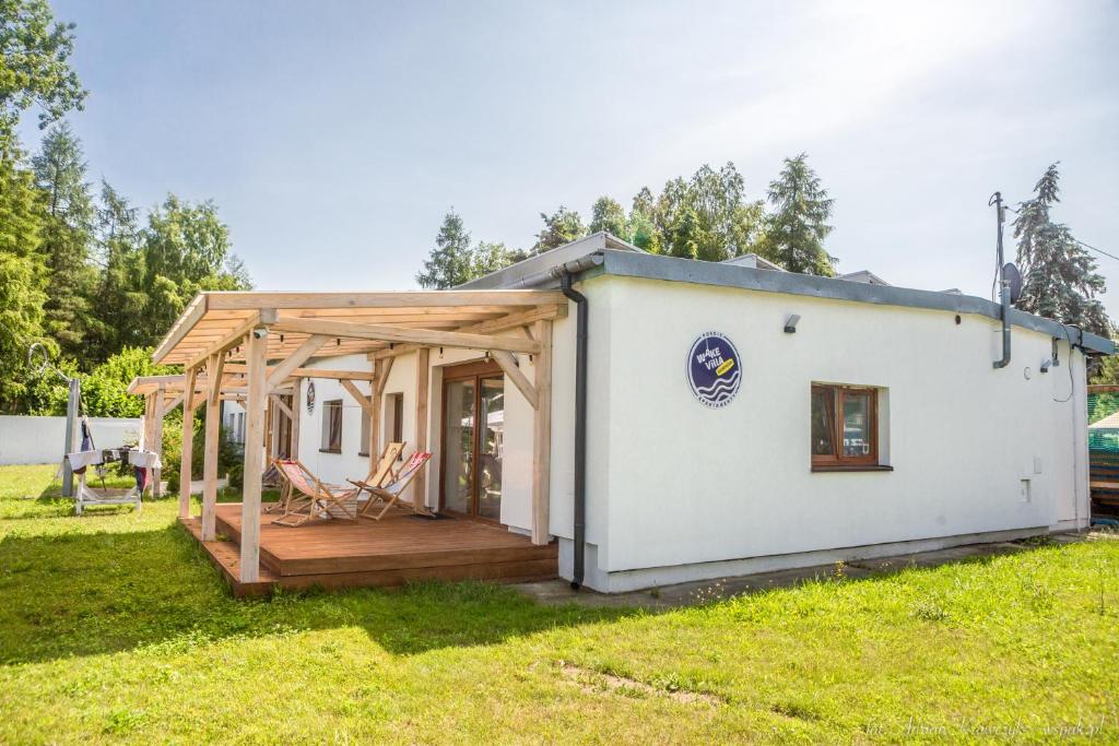 Casa pequeña con porche y terraza en Wake Villa, en Brwinów