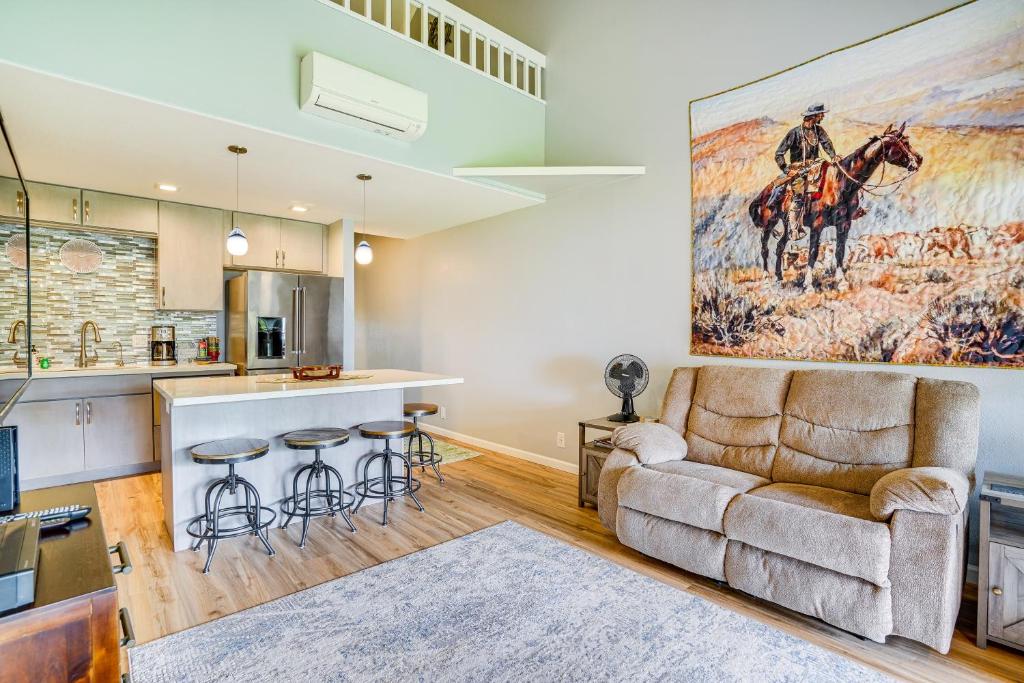 Η κουζίνα ή μικρή κουζίνα στο Kaunakakai Vacation Rental with Pool Access and AandC!