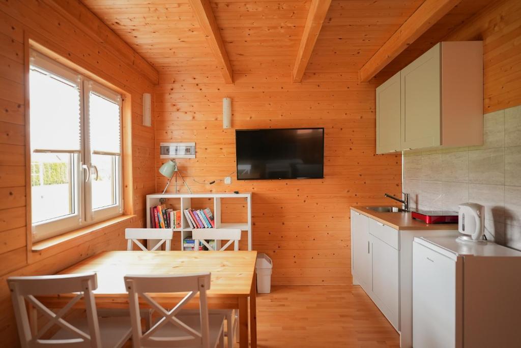 Kuchyň nebo kuchyňský kout v ubytování Domki Ptasie Radio
