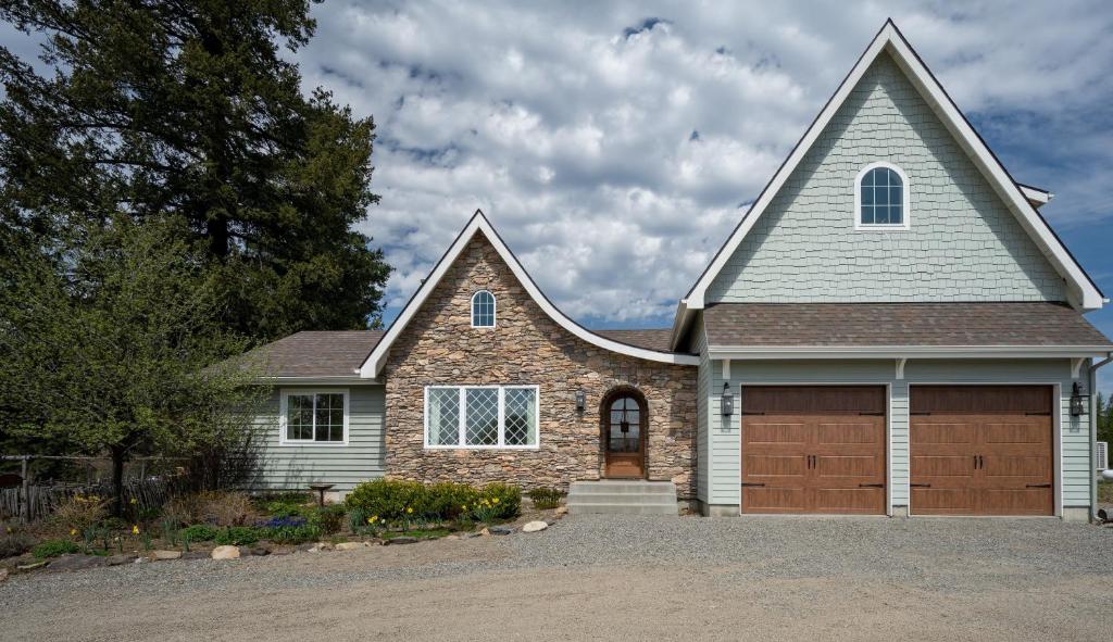 una casa de ladrillo con una iglesia en Country Cottage Basement Apartment, en Hayden