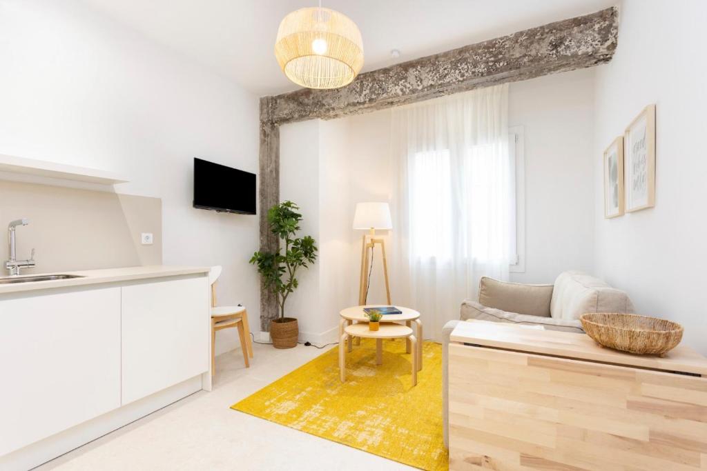 TV a/nebo společenská místnost v ubytování APARTAMENTOS PLAZA DEL CHARCO I