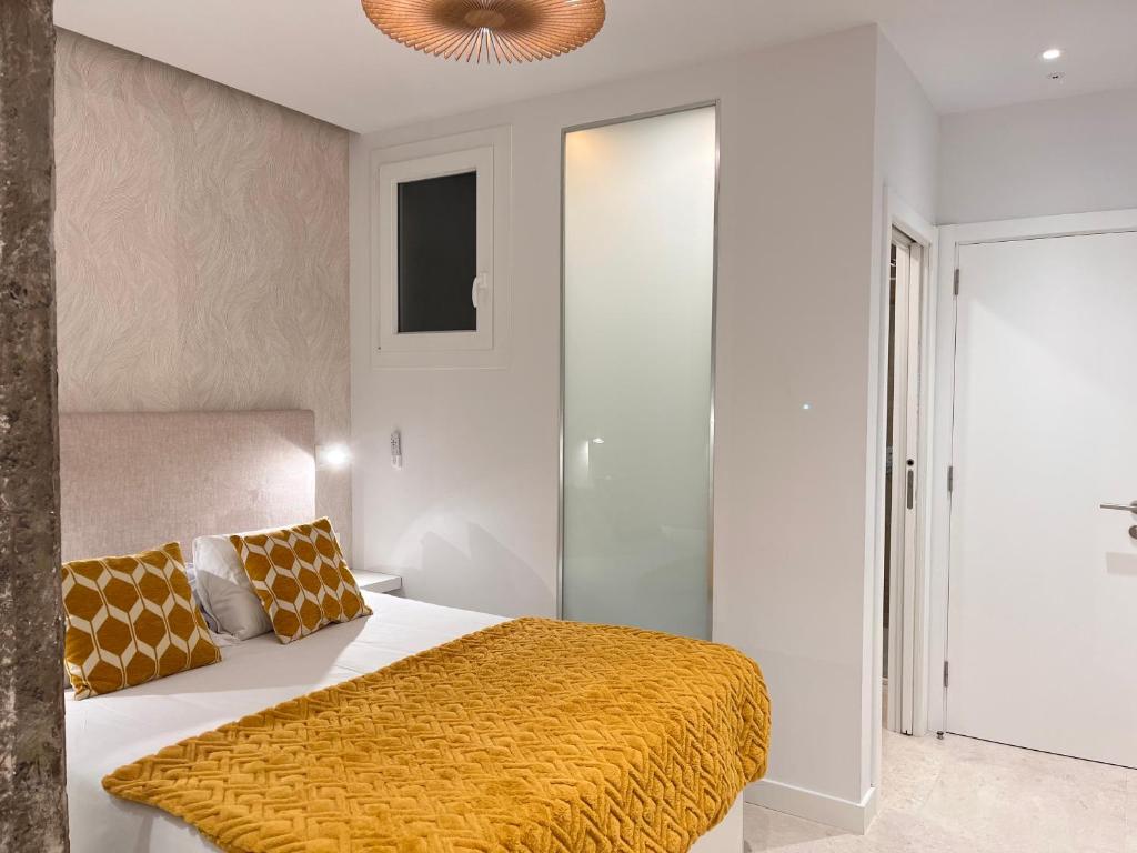 Postel nebo postele na pokoji v ubytování APARTAMENTOS PLAZA DEL CHARCO I