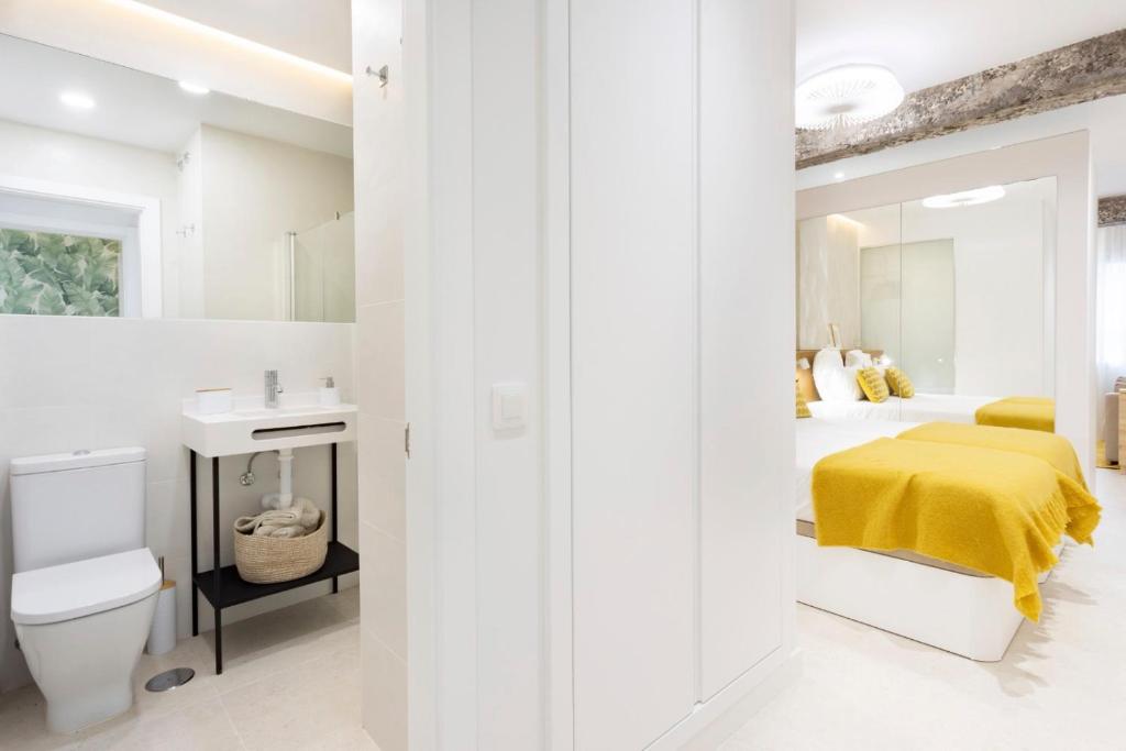 Postel nebo postele na pokoji v ubytování APARTAMENTOS PLAZA DEL CHARCO I