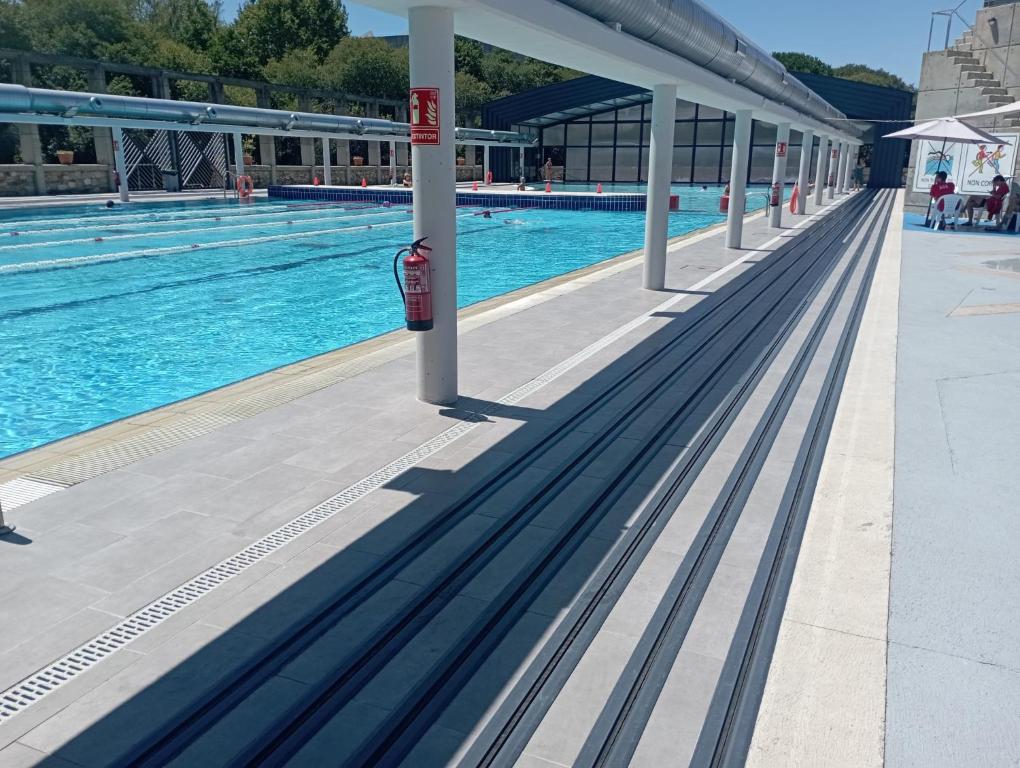 basen z czerwonym parkometrem obok niego w obiekcie Súper apartamento Santiago w Santiago de Compostela