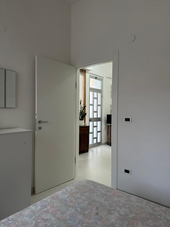 pusty pokój z białymi ścianami i drzwiami w obiekcie All'altezza del mare w mieście Fossacesia