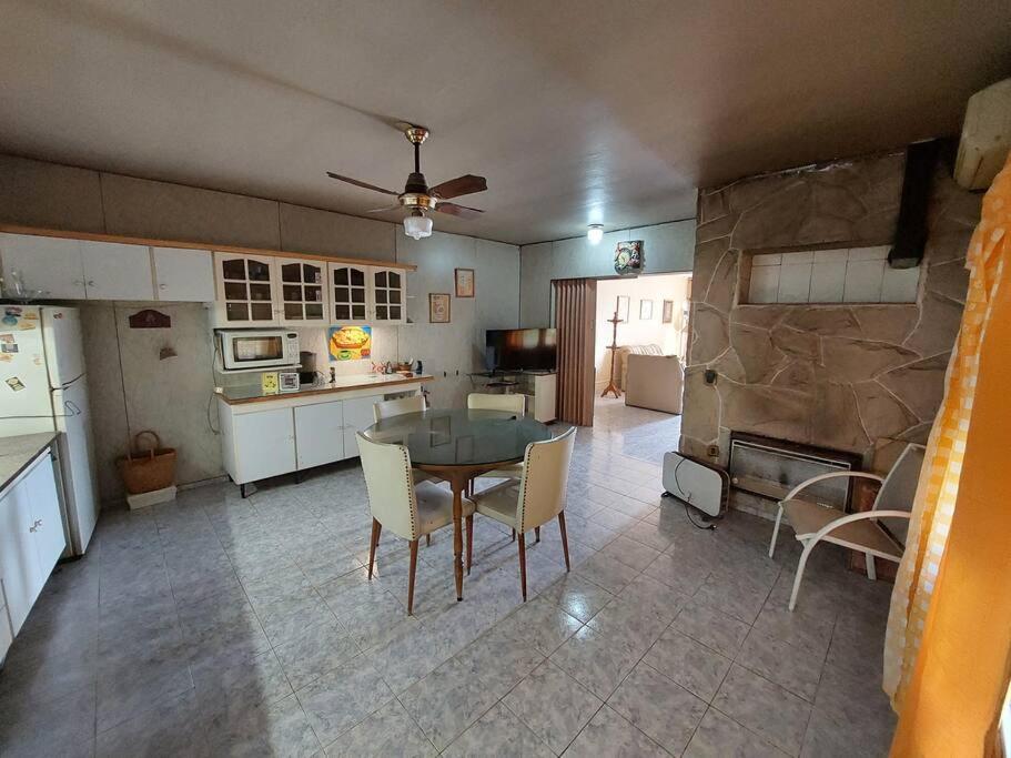 La casa de los abu في مايبو: مطبخ وغرفة طعام مع طاولة وكراسي