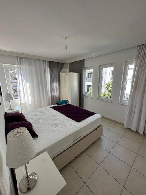 Postel nebo postele na pokoji v ubytování A Luxury Home by Damlataş Beach