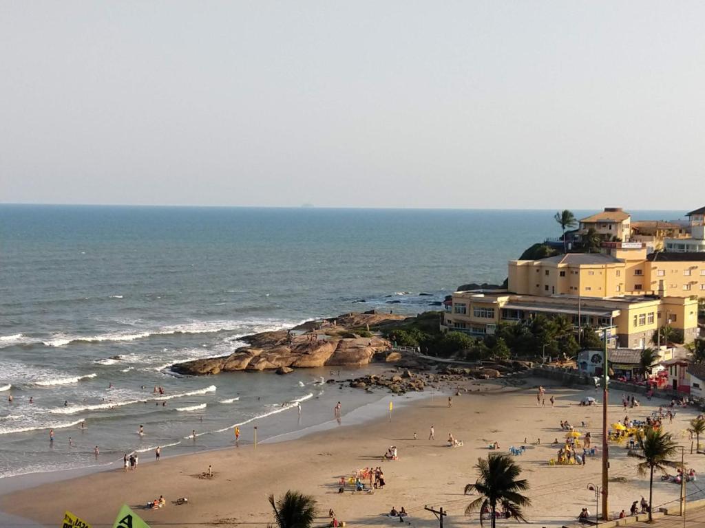 伊塔尼亞恩的住宿－Lindo Apartamento na Praia do Sonho，一群人,在海边的海滩上