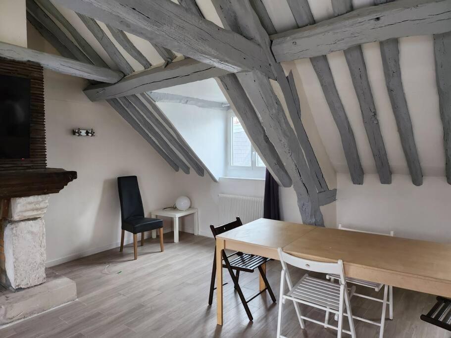 - une salle à manger avec une table et des chaises en bois dans l'établissement Le Saint Julien - 5 chambres, spacieux et calme, à Rouen