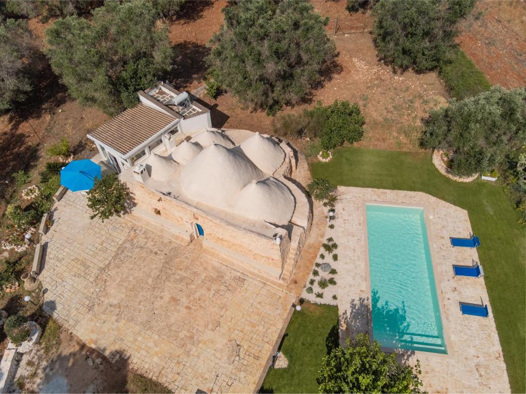 una vista aérea de un edificio con piscina en Trullo Tarantini con piscina privata, en Latiano