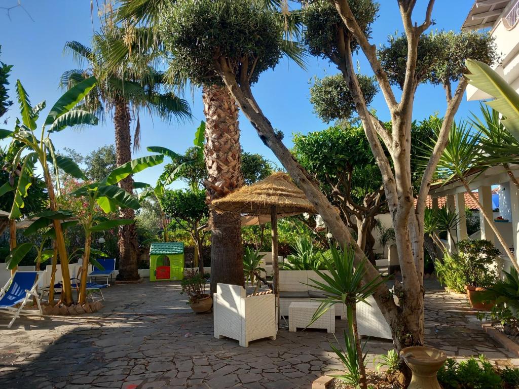 ośrodek z palmami i patio w obiekcie Appartamenti Tropea Gargano w mieście Parghelia