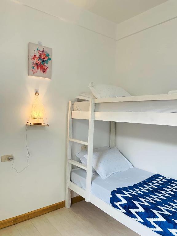 Uma cama ou camas num quarto em Sunset Paradise Moalboal
