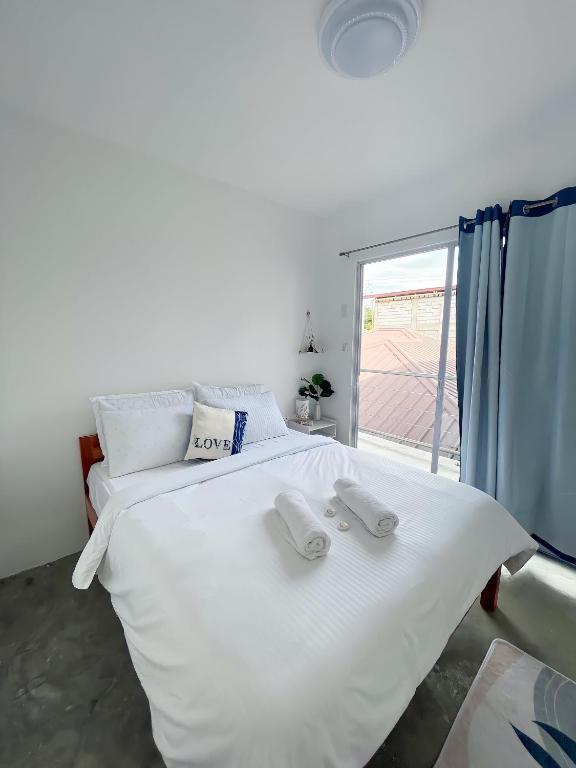 Uma cama ou camas num quarto em Sunset Paradise Moalboal